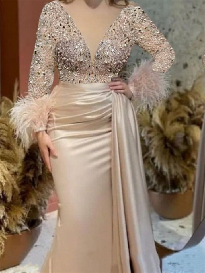 Robe de Mère de la Mariée Sirène/Trompette à Col en V et Manches Longues, Traîne Courte, en Satin avec Plumes Pailletées et Froncées
