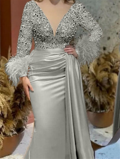 Robe de Mère de la Mariée Sirène/Trompette à Col en V et Manches Longues, Traîne Courte, en Satin avec Plumes Pailletées et Froncées