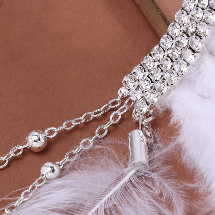 Boucles D'Oreilles Gothiques à Pampilles en Strass et Plumes Blanches