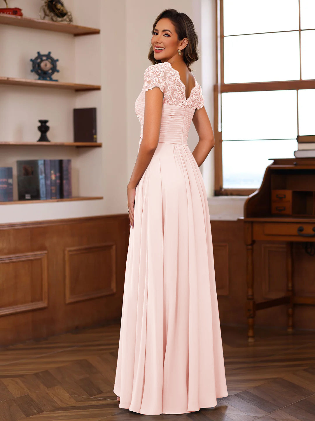 Ligne A/Princesse Col en V Manches Courtes Pleated Mère of the Mariée & Groom Robes avec Froufrous & Appliques
