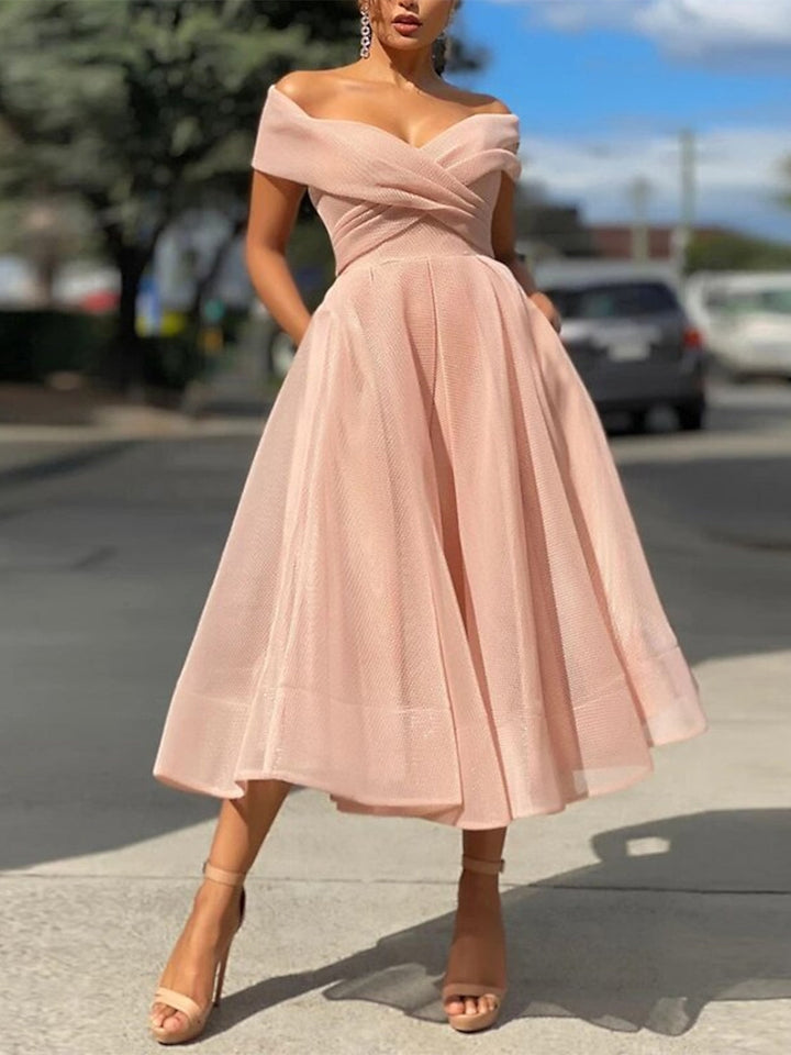 Robes de Cocktail A-Line/Princess à Épaules Dénudées et Longueur Thé