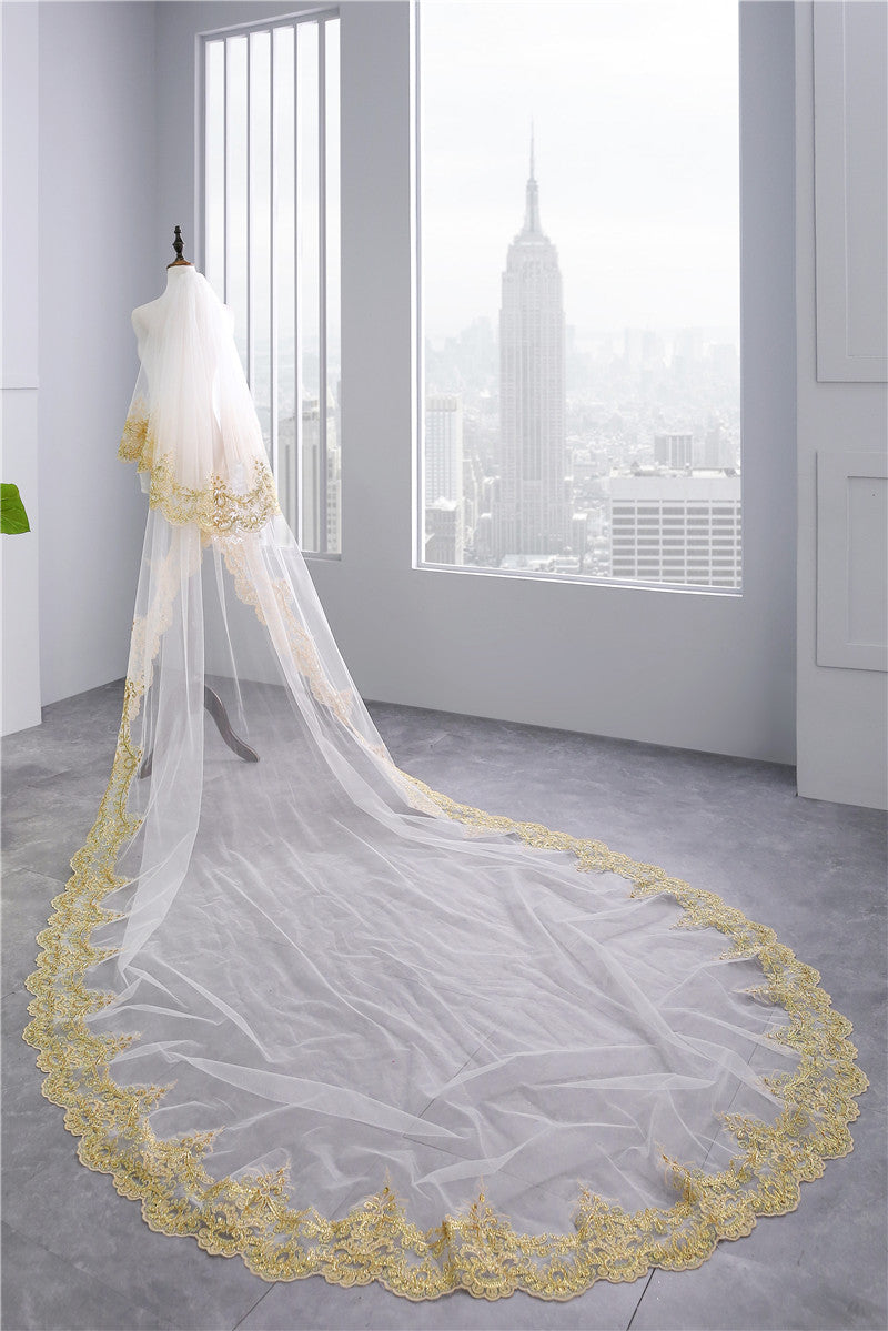 Voile de Mariée Luxueux à Deux Niveaux avec Dentelle Dorée