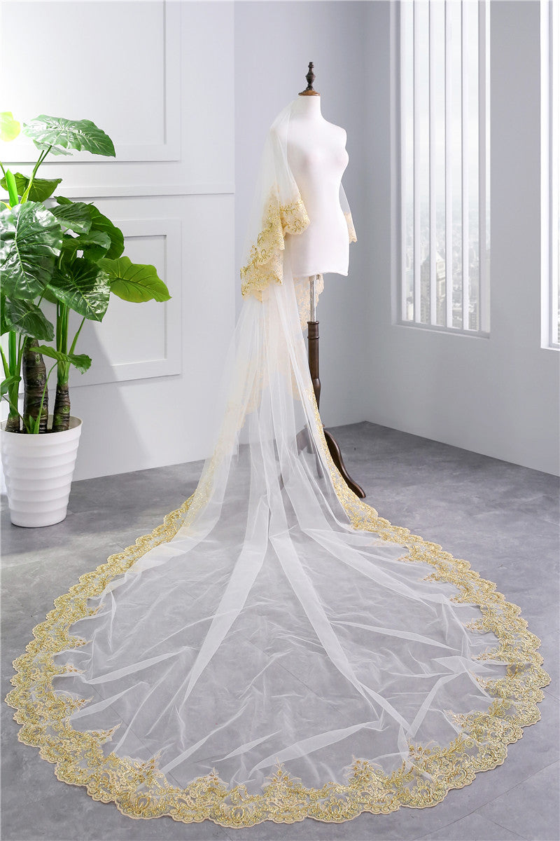 Voile de Mariée Luxueux à Deux Niveaux avec Dentelle Dorée