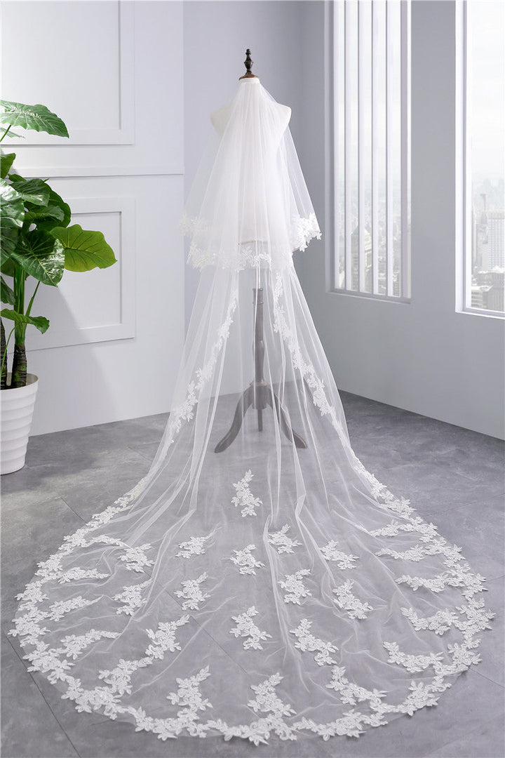 Voile de Mariée Long en Dentelle à Deux Niveaux avec Appliques