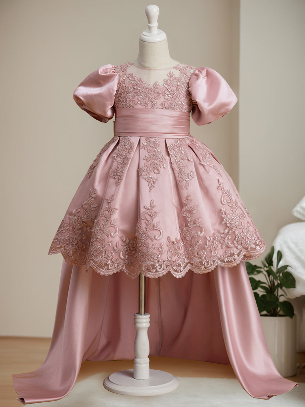 Robe de Bal à Encolure Dégagée et Manches Courtes, Longueur Genou, avec Appliques