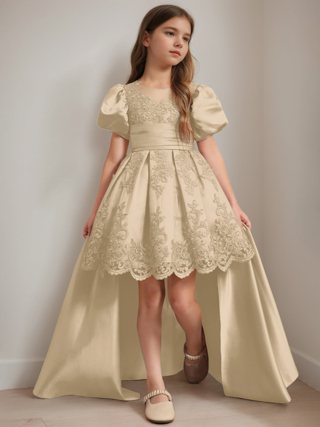Robe de Bal à Encolure Dégagée et Manches Courtes, Longueur Genou, avec Appliques