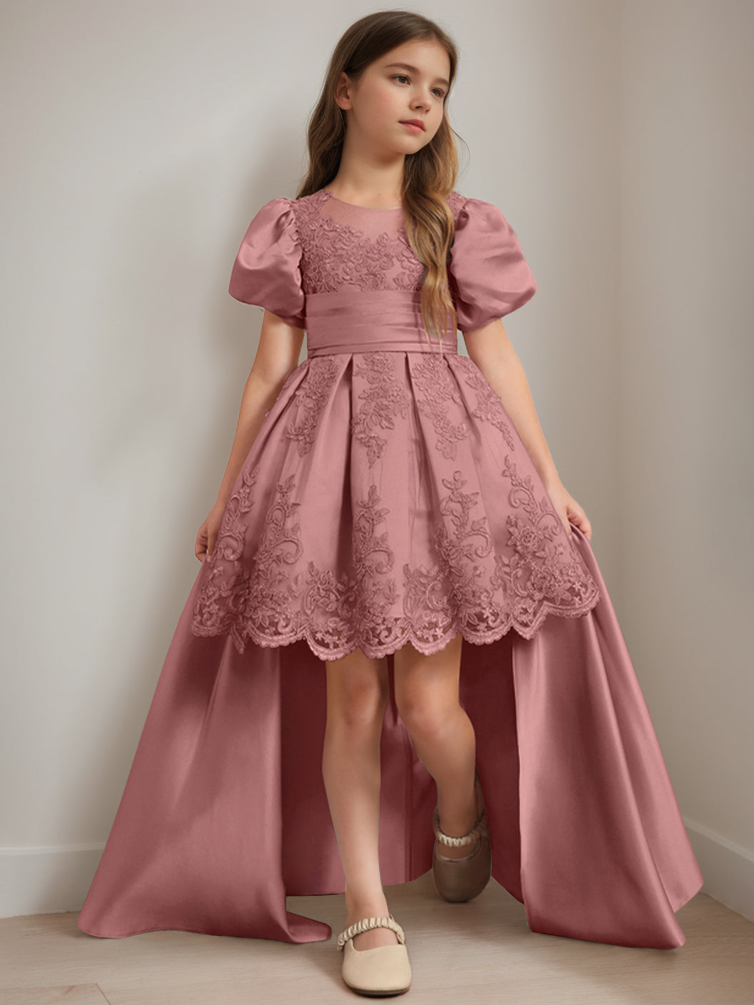 Robe de Bal à Encolure Dégagée et Manches Courtes, Longueur Genou, avec Appliques