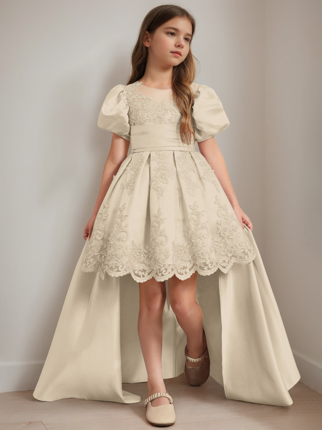 Robe de Bal à Encolure Dégagée et Manches Courtes, Longueur Genou, avec Appliques