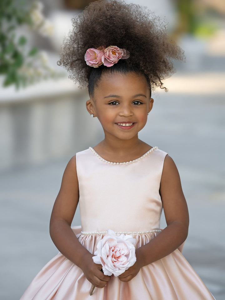 Robe Rose en Satin Sans Manches avec Décolleté Perlé et Nœud