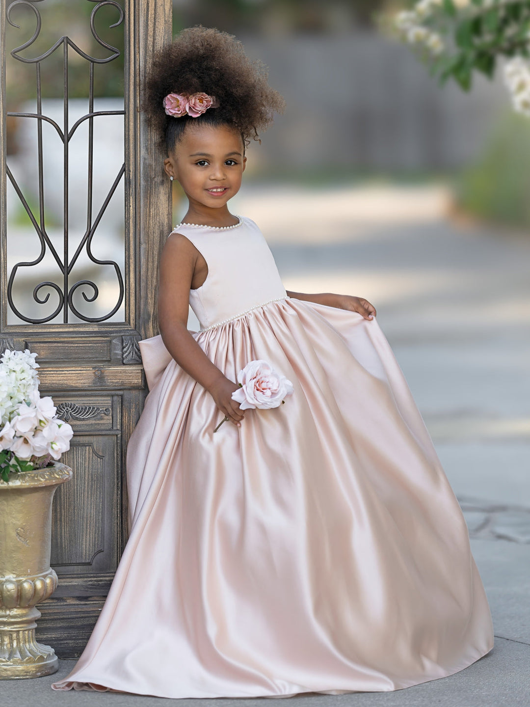 Robe Rose en Satin Sans Manches avec Décolleté Perlé et Nœud