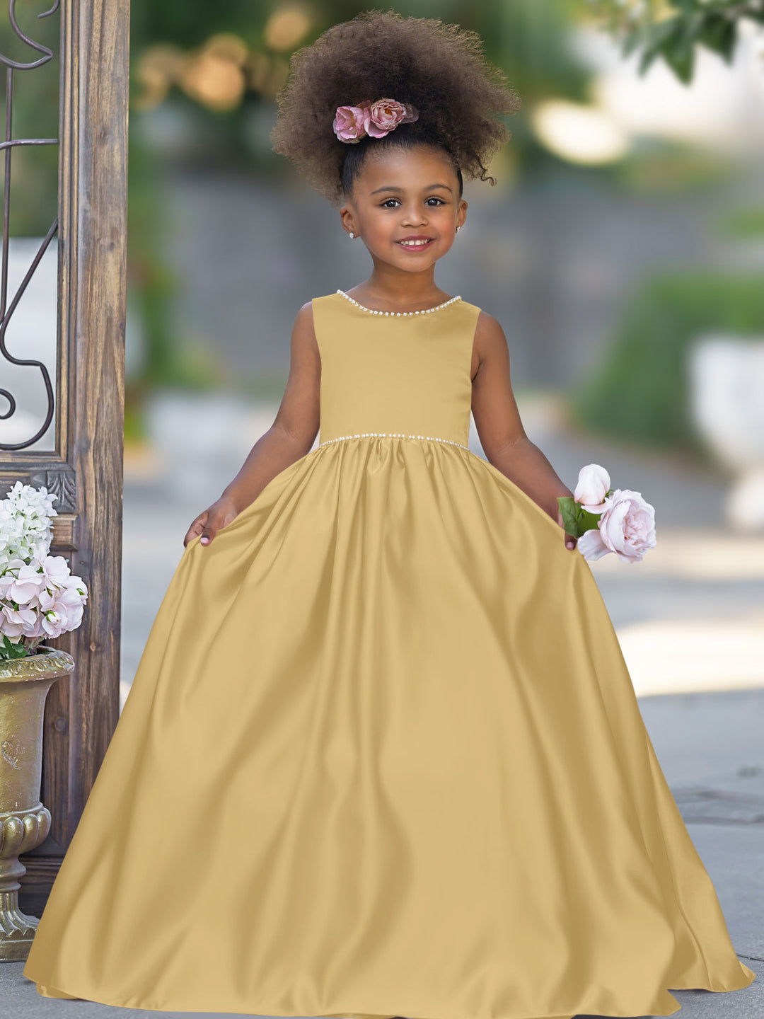 Robe Rose en Satin Sans Manches avec Décolleté Perlé et Nœud