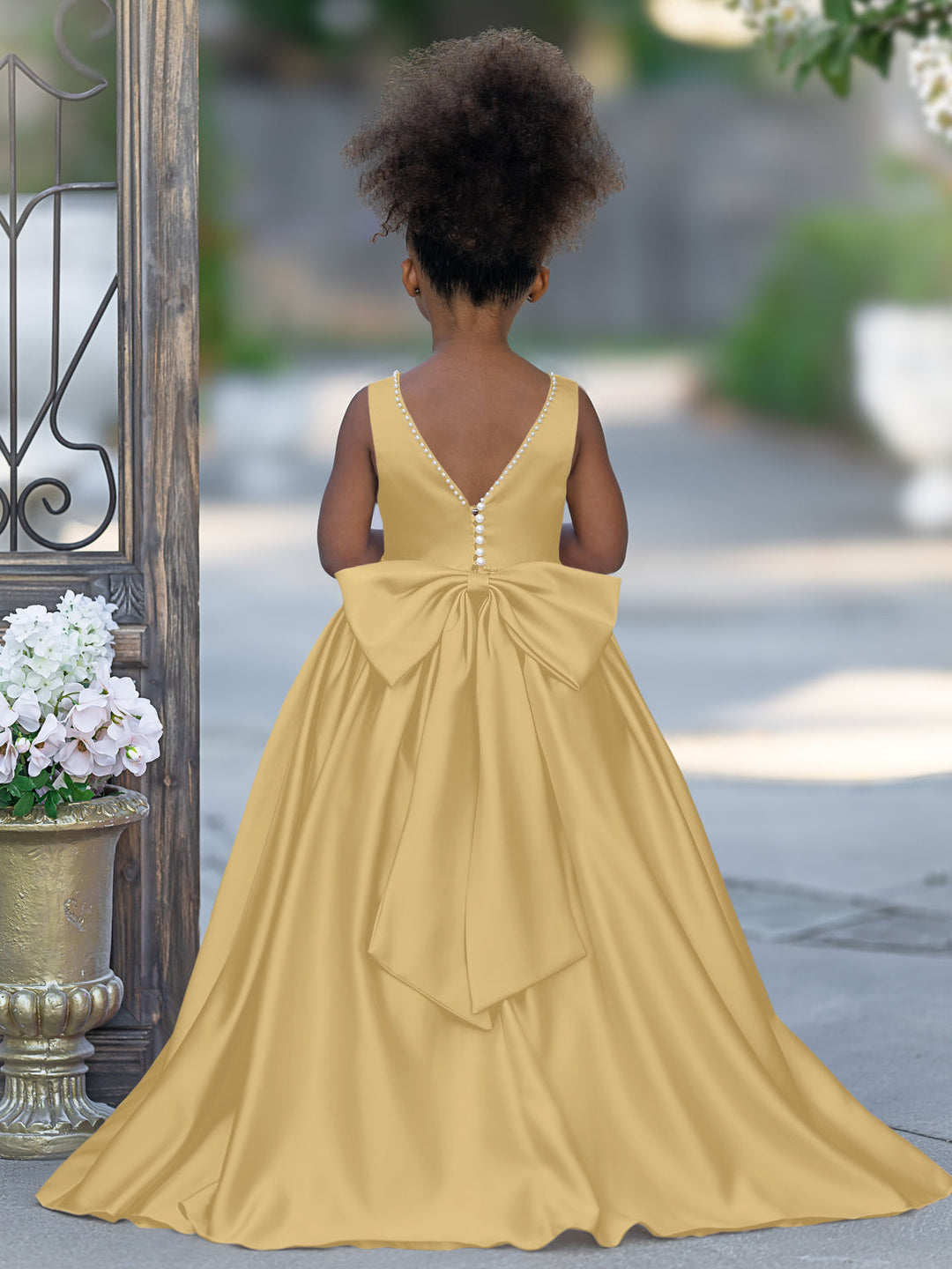 Robe Rose en Satin Sans Manches avec Décolleté Perlé et Nœud
