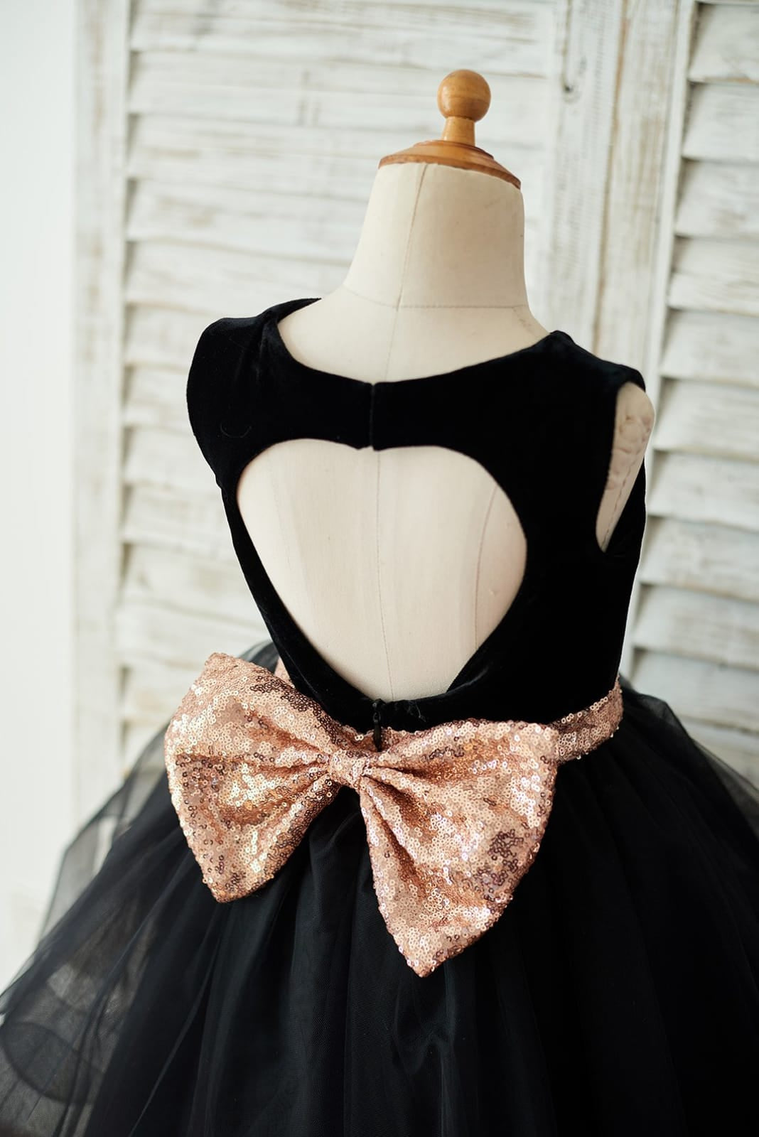 Robe Mi-Longue en Velours Noir avec Nœud en Paillettes et Dos en Forme de Cœur