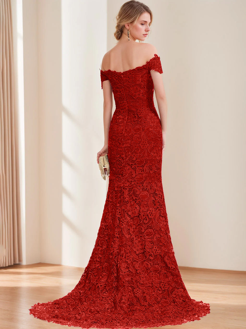 Robe de mariée sirène, décolleté dénudé, manches longues, longueur sol, avec appliqués