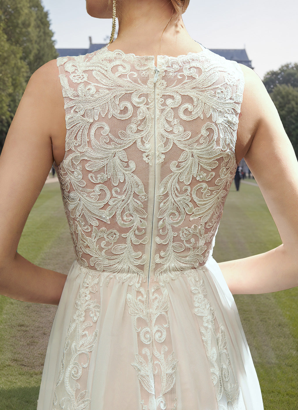 Robe de mariée trapèze/princesse, col rond, sans manches, longueur sol, tulle, appliques & dentelle