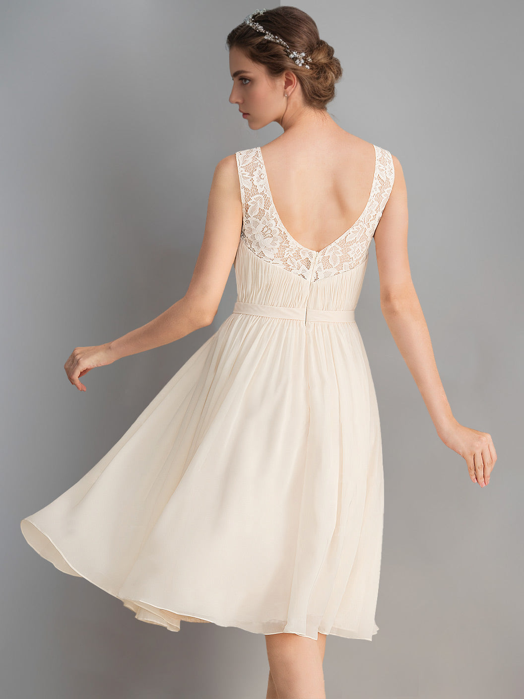 Robe de mariée trapèze/princesse, col V profond, sans manches, longueur genou, drapé