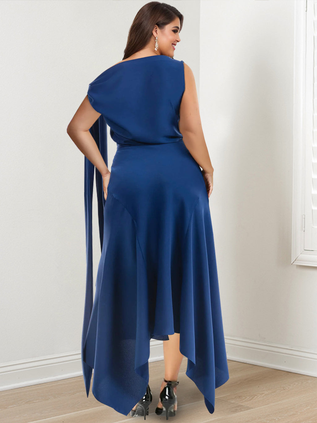 Robe de Mère de la Mariée Asymétrique Grande Taille à Col Montant et Longueur Genou avec Fronces
