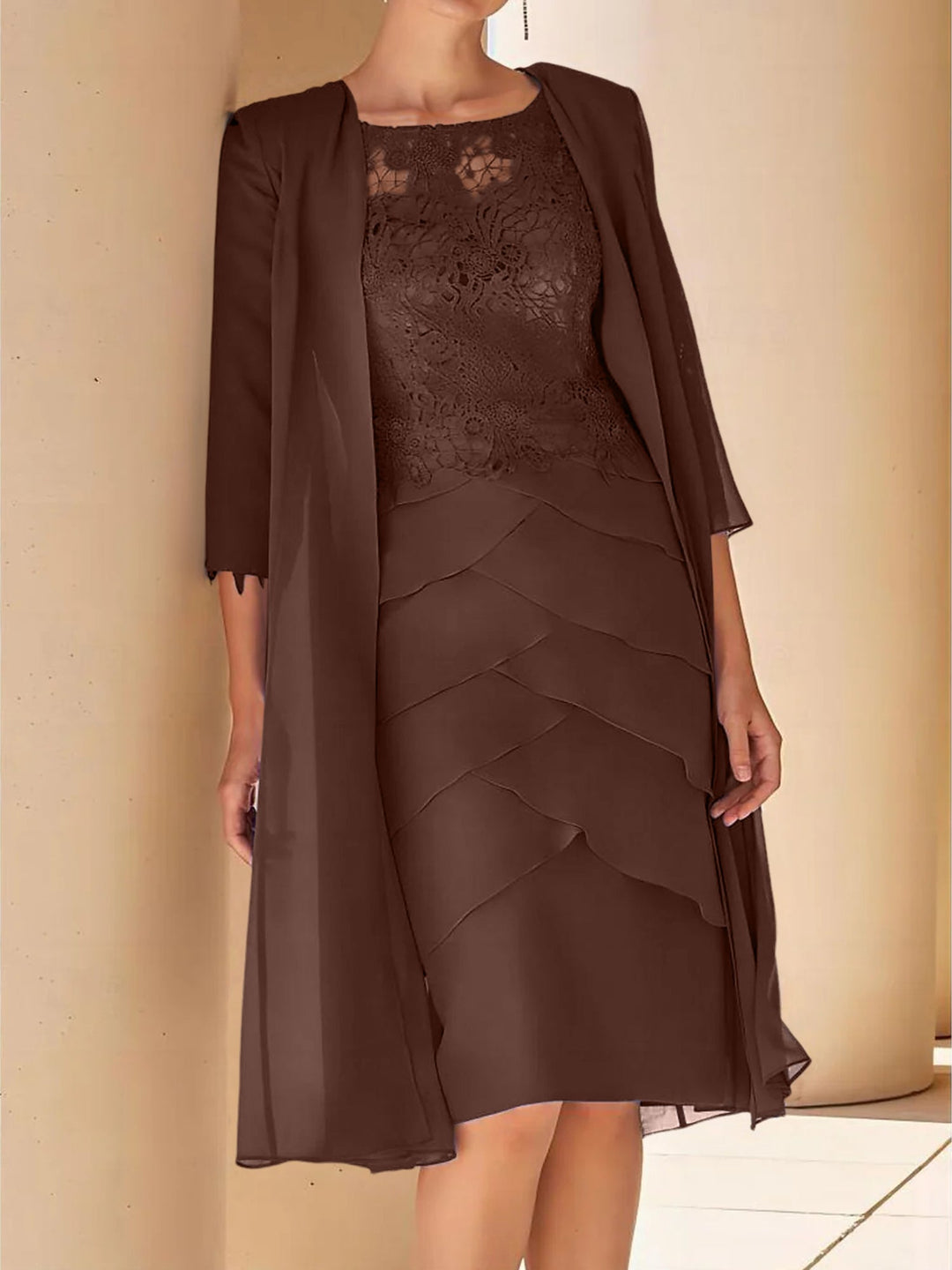 Robe de Mère de la Mariée Fourreau/Colonne à Col Bijou, Manches Courtes, Longueur Genou, avec Dentelle