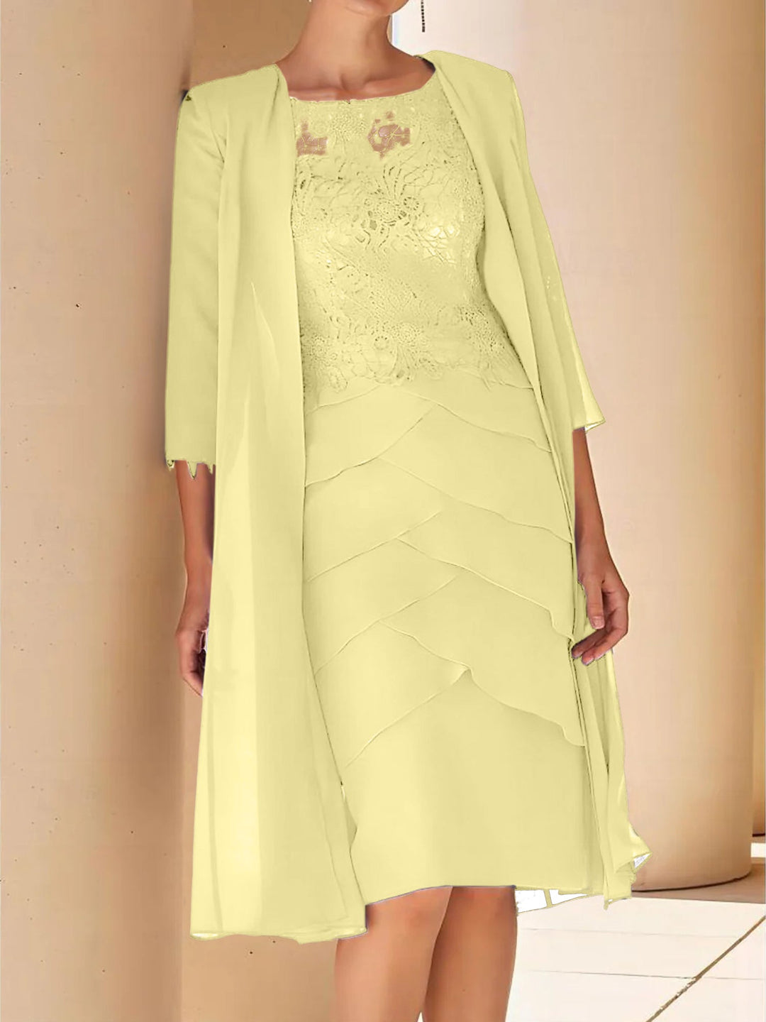 Robe de Mère de la Mariée Fourreau/Colonne à Col Bijou, Manches Courtes, Longueur Genou, avec Dentelle