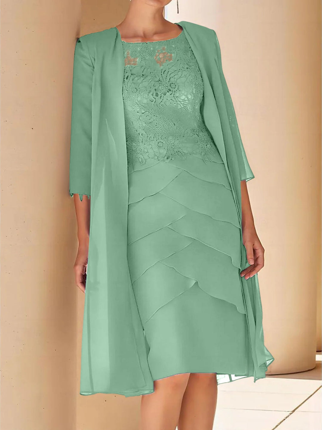 Robe de Mère de la Mariée Fourreau/Colonne à Col Bijou, Manches Courtes, Longueur Genou, avec Dentelle