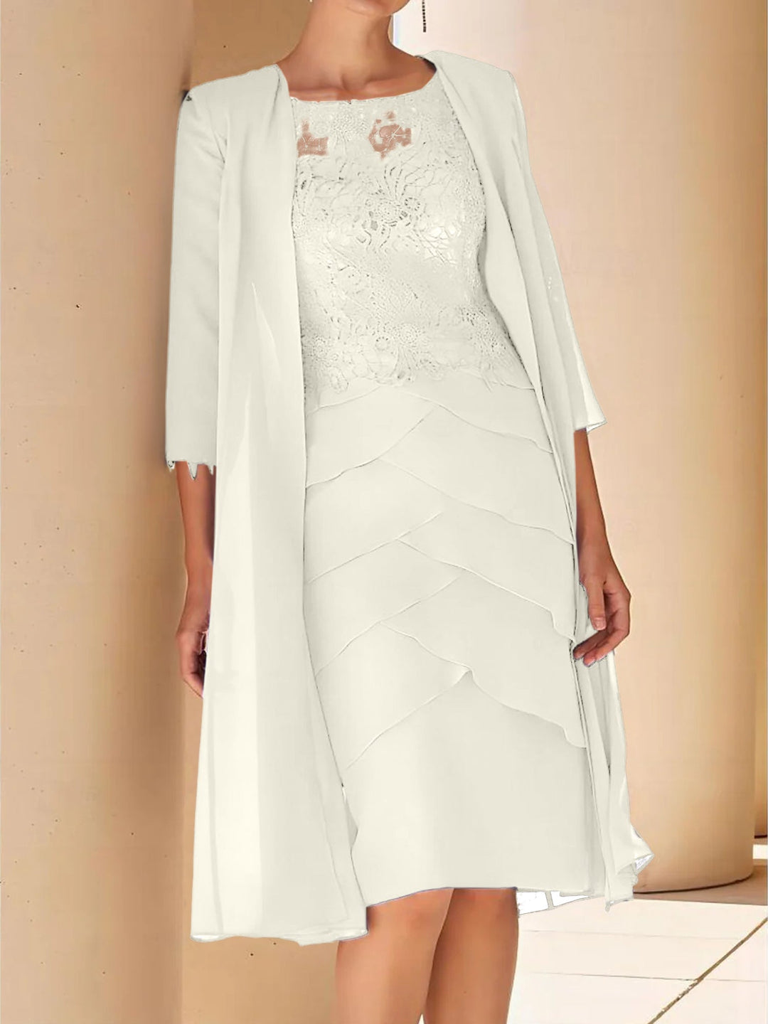 Robe de Mère de la Mariée Fourreau/Colonne à Col Bijou, Manches Courtes, Longueur Genou, avec Dentelle