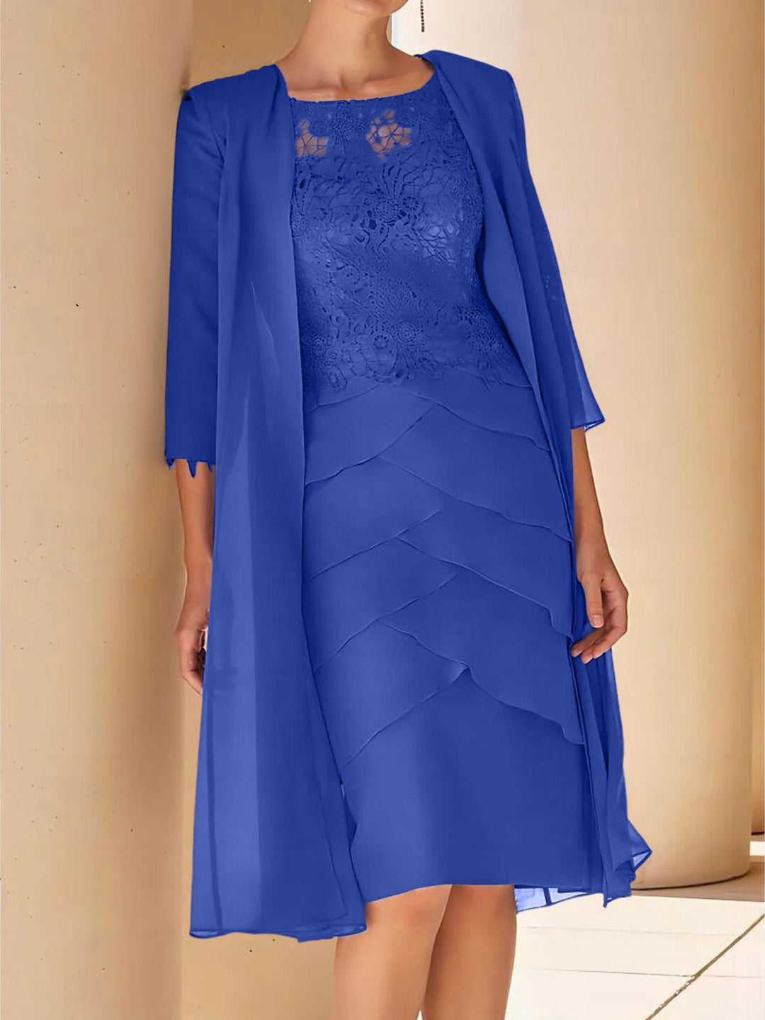 Robe de Mère de la Mariée Fourreau/Colonne à Col Bijou, Manches Courtes, Longueur Genou, avec Dentelle