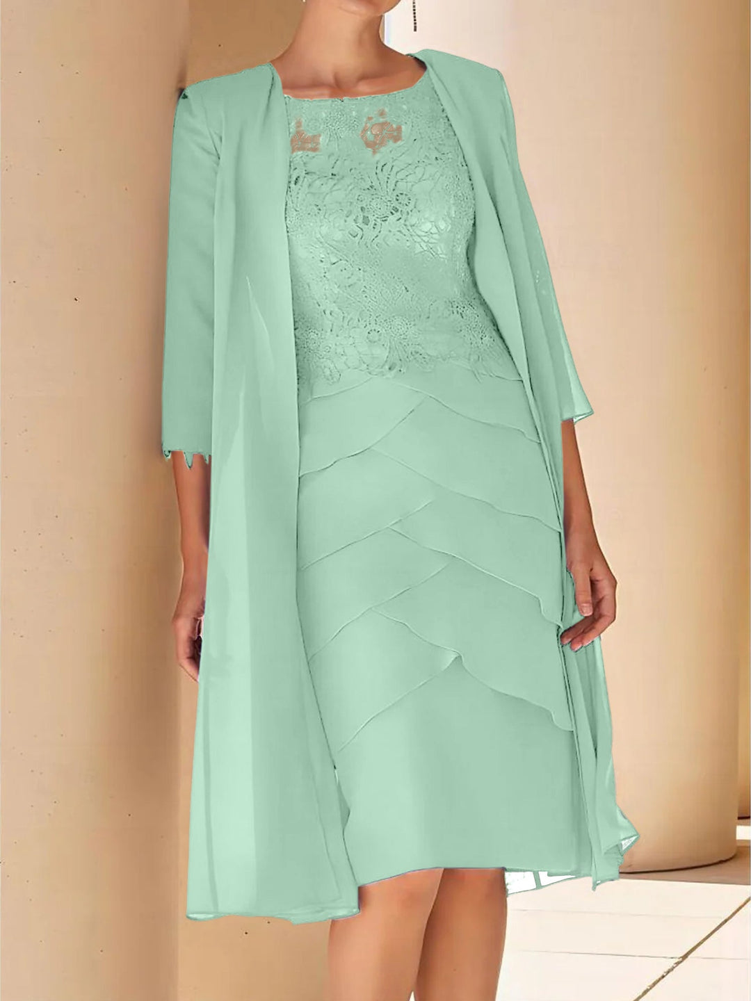Robe de Mère de la Mariée Fourreau/Colonne à Col Bijou, Manches Courtes, Longueur Genou, avec Dentelle