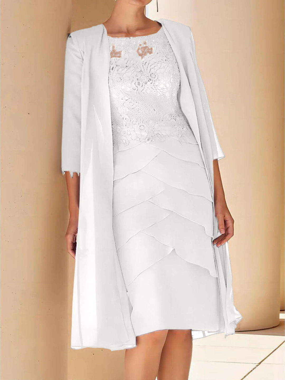 Robe de Mère de la Mariée Fourreau/Colonne à Col Bijou, Manches Courtes, Longueur Genou, avec Dentelle