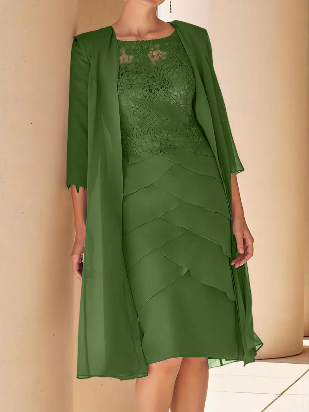 Robe de Mère de la Mariée Fourreau/Colonne à Col Bijou, Manches Courtes, Longueur Genou, avec Dentelle