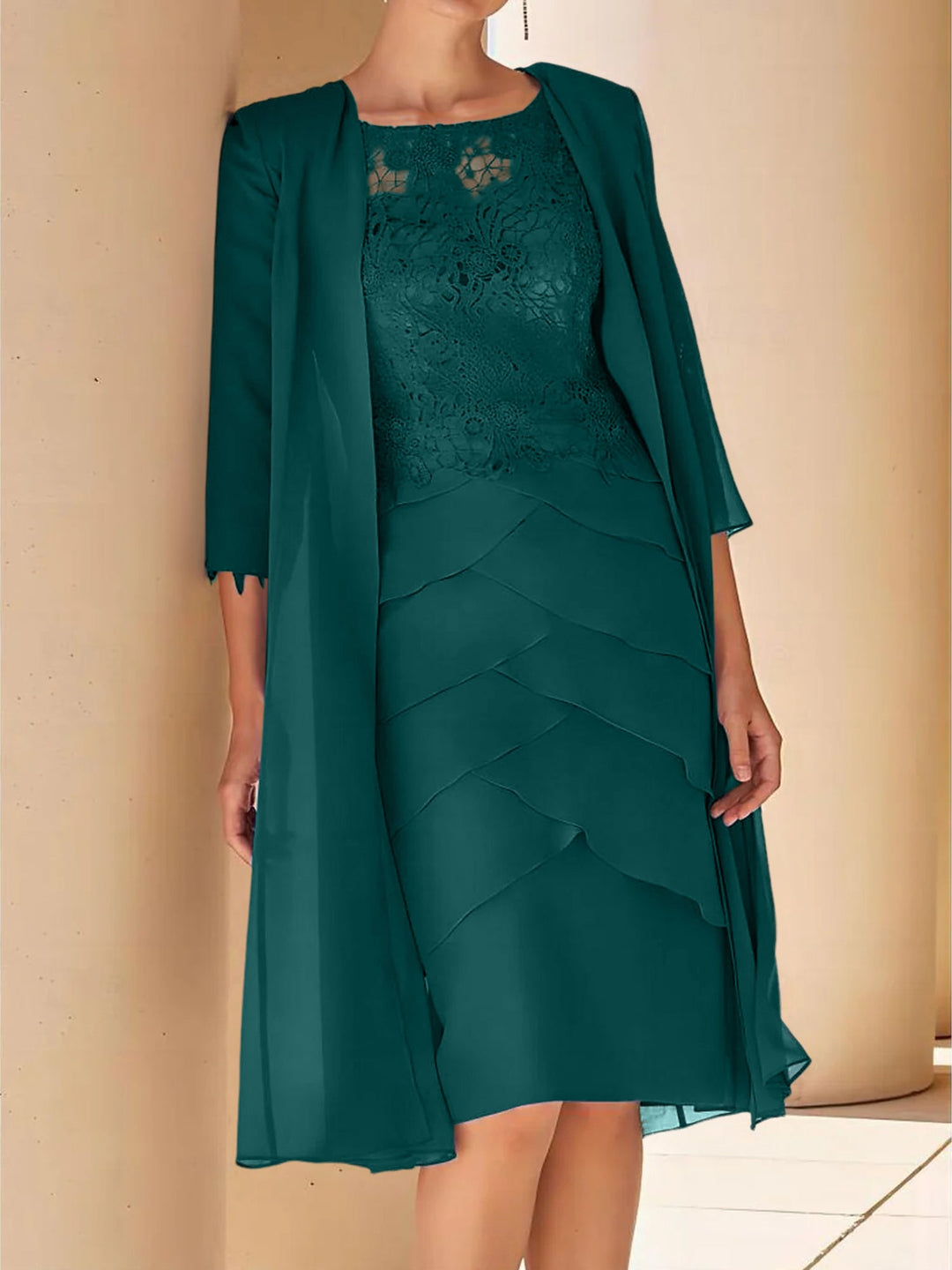 Robe de Mère de la Mariée Fourreau/Colonne à Col Bijou, Manches Courtes, Longueur Genou, avec Dentelle