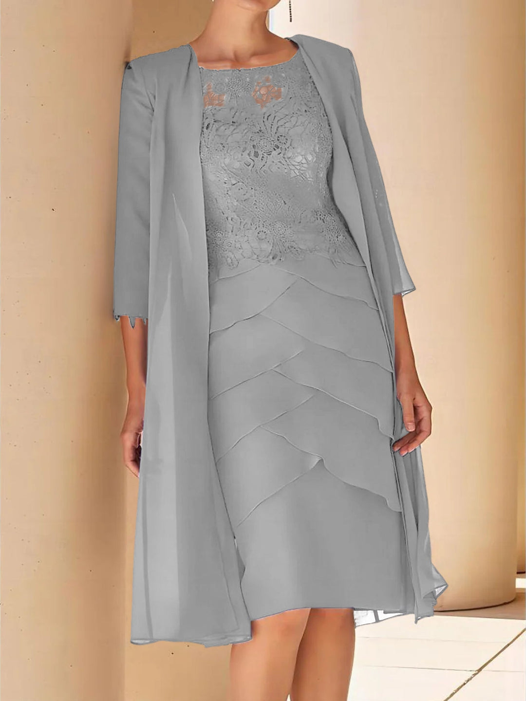 Robe de Mère de la Mariée Fourreau/Colonne à Col Bijou, Manches Courtes, Longueur Genou, avec Dentelle