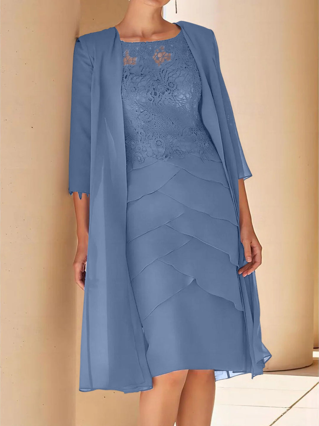 Robe de Mère de la Mariée Fourreau/Colonne à Col Bijou, Manches Courtes, Longueur Genou, avec Dentelle