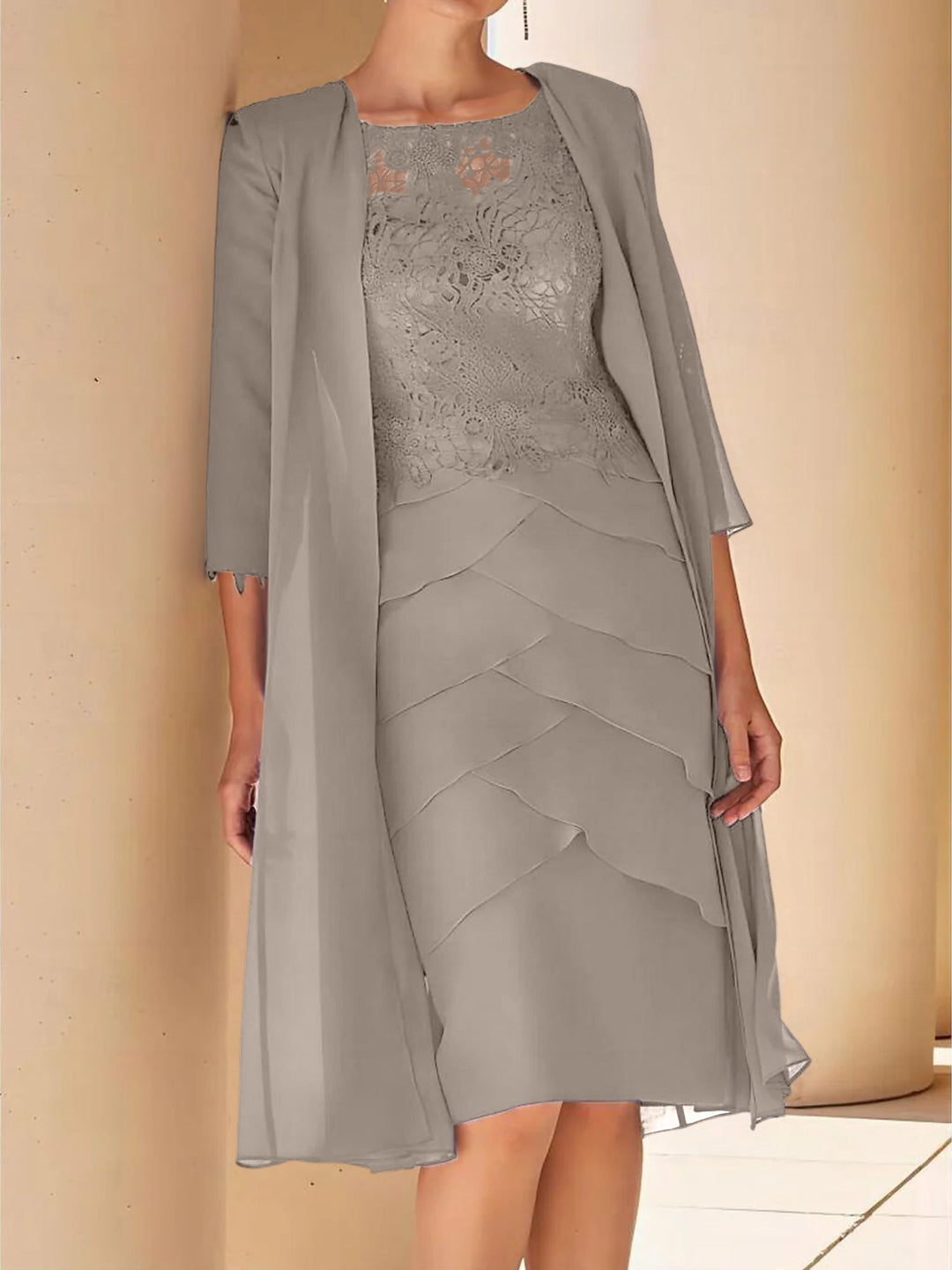 Robe de Mère de la Mariée Fourreau/Colonne à Col Bijou, Manches Courtes, Longueur Genou, avec Dentelle
