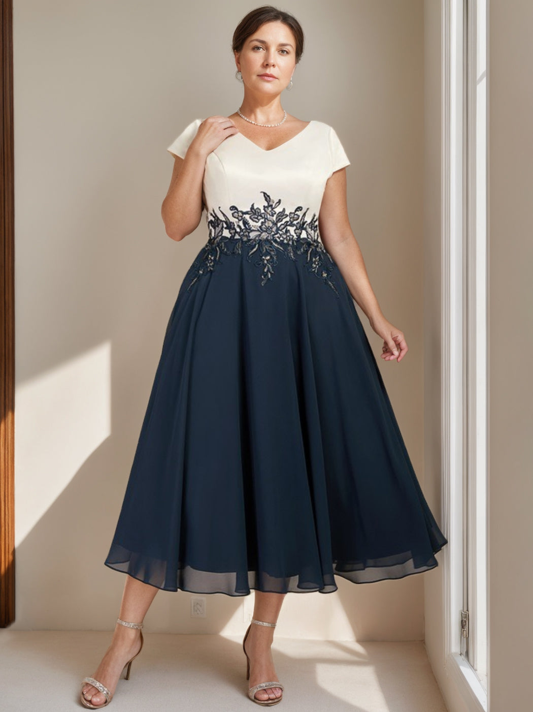 Robe de Mère de la Mariée Grande Taille, Coupe A-Line/Princess, Col en V, Manches Courtes, Longueur Thé, avec Dentelle