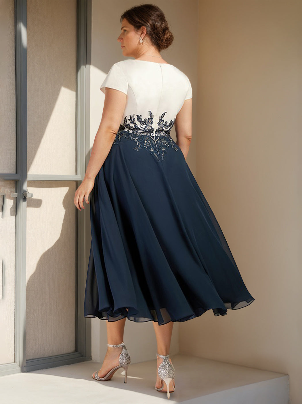 Robe de Mère de la Mariée Grande Taille, Coupe A-Line/Princess, Col en V, Manches Courtes, Longueur Thé, avec Dentelle
