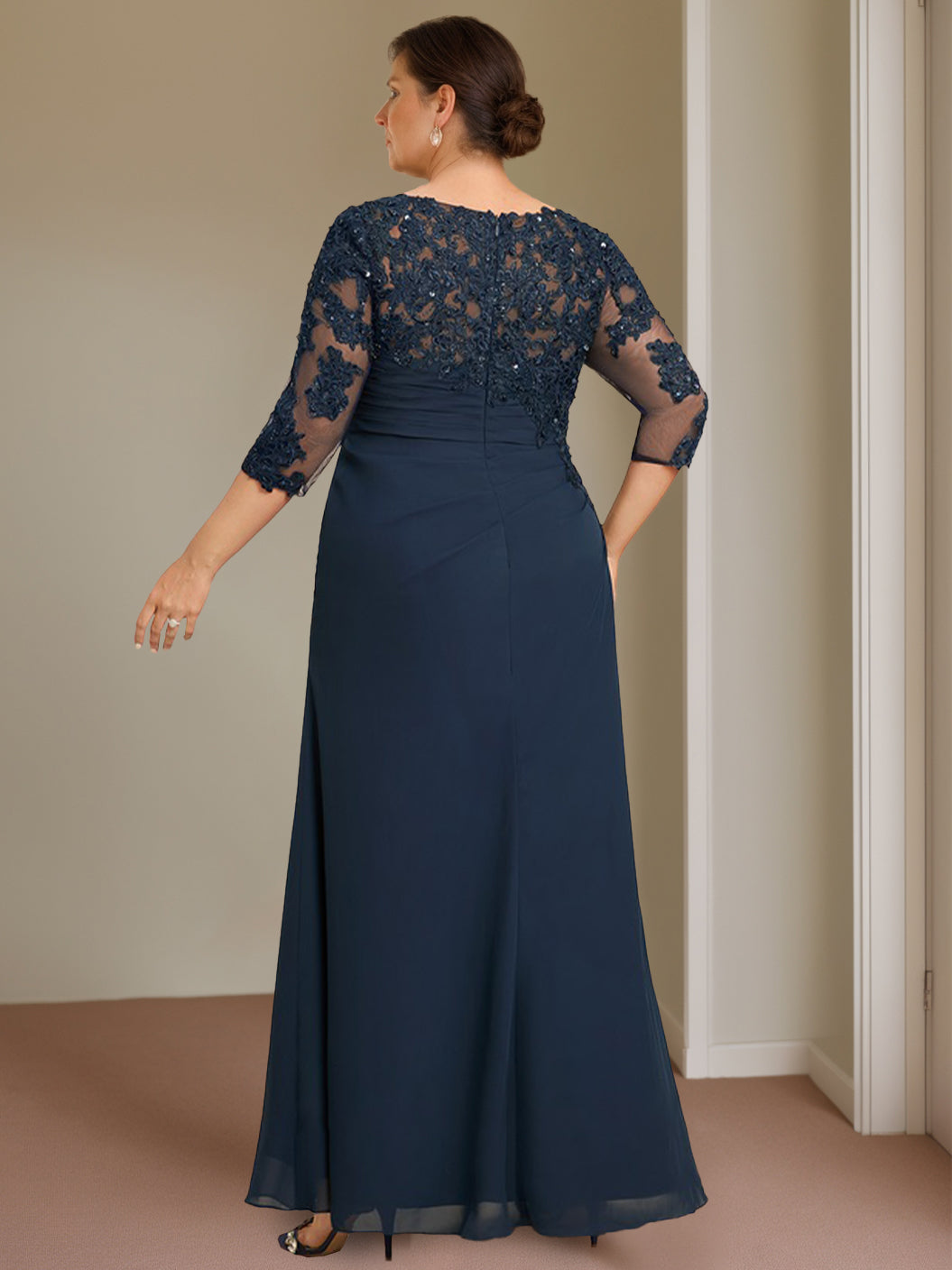 Robe de Mère de la Mariée Grande Taille à Col Rond et Manches Mi-Longues, Coupe Fourreau/Colonne, avec Volants