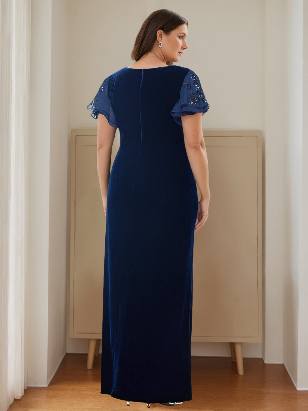 Robe de Mère de la Mariée Grande Taille en Velours à Col en V et Manches Courtes, Longueur Au Sol, avec Volants et Appliques