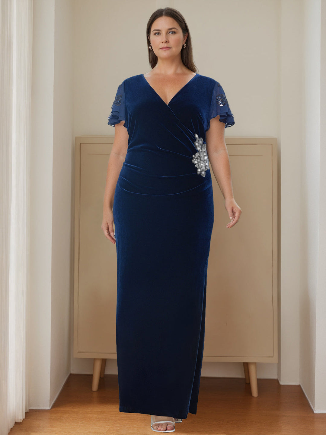 Robe de Mère de la Mariée Grande Taille en Velours à Col en V et Manches Courtes, Longueur Au Sol, avec Volants et Appliques