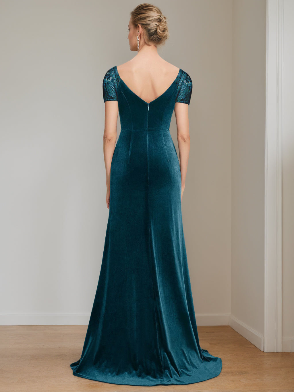 Robe de Mère de la Mariée en Velours à Manches Courtes et Col en V, Coupe Trompette/Sirène, Longueur Au Sol, avec Volants et Appliques