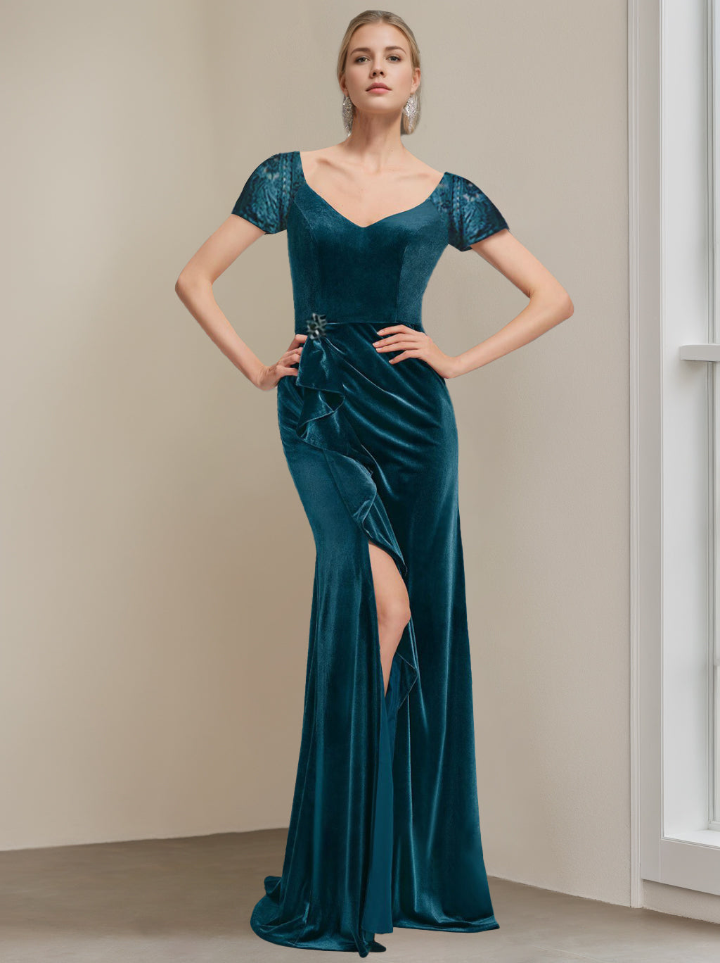 Robe de Mère de la Mariée en Velours à Manches Courtes et Col en V, Coupe Trompette/Sirène, Longueur Au Sol, avec Volants et Appliques