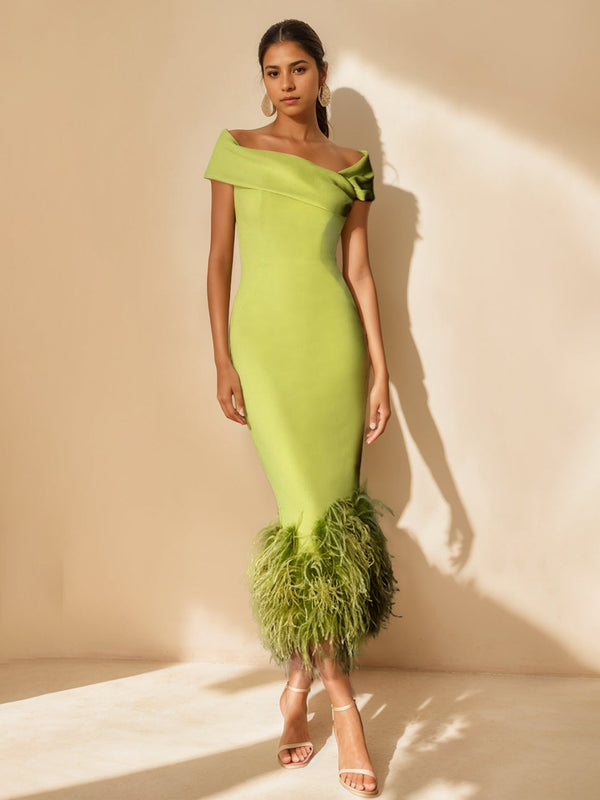 Robe De Mère De La Mariée Unique, Gaine/Colonne, Épaules Dénudées, Manches Courtes, Longueur Thé, Avec Plumes