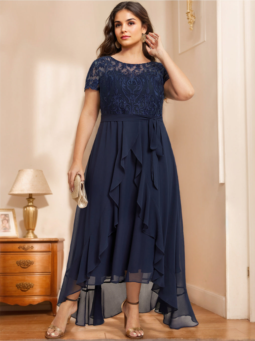 Robe de Mère de la Mariée Asymétrique à Col Rond et Manches Courtes, Coupe A-Line/Princess, Grande Taille, avec Nœud, Volants et Paillettes