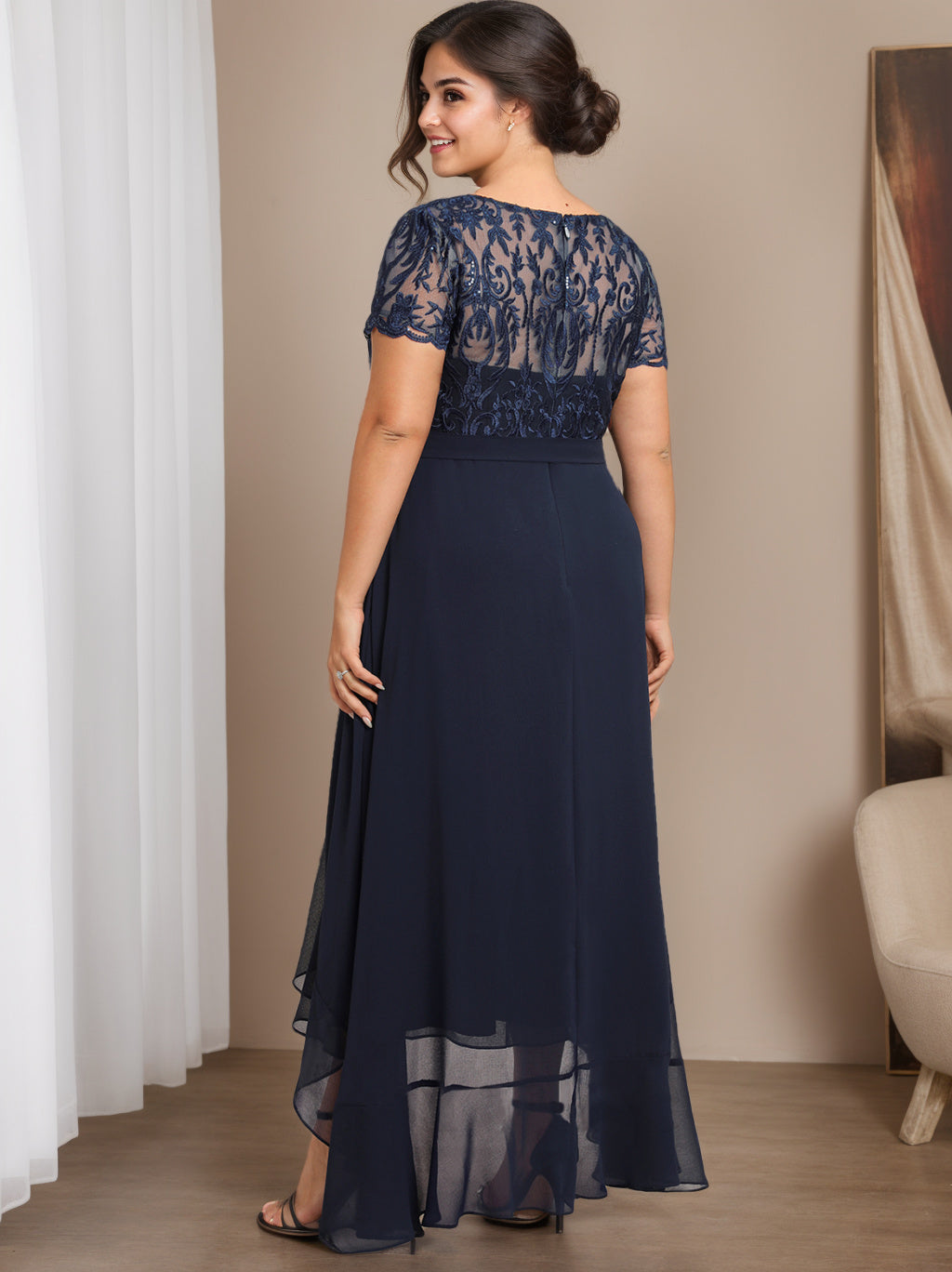 Robe de Mère de la Mariée Asymétrique à Col Rond et Manches Courtes, Coupe A-Line/Princess, Grande Taille, avec Nœud, Volants et Paillettes