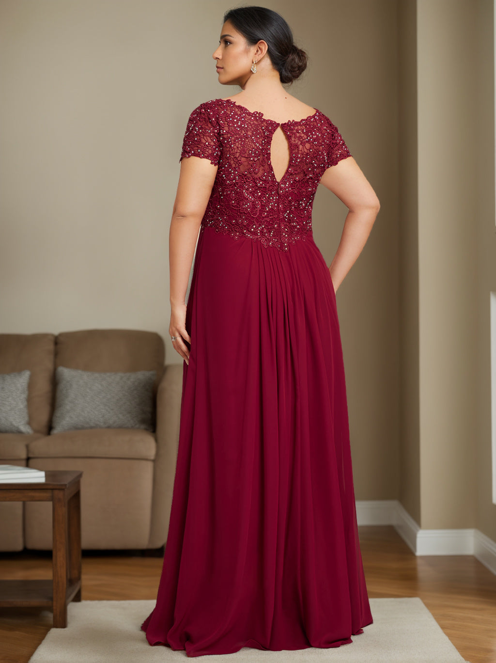 Robe de Mère de la Mariée Unique Grande Taille, Coupe A-Line/Princess, Col en V, Manches Courtes, Longueur Au Sol, avec Strass, Plissée
