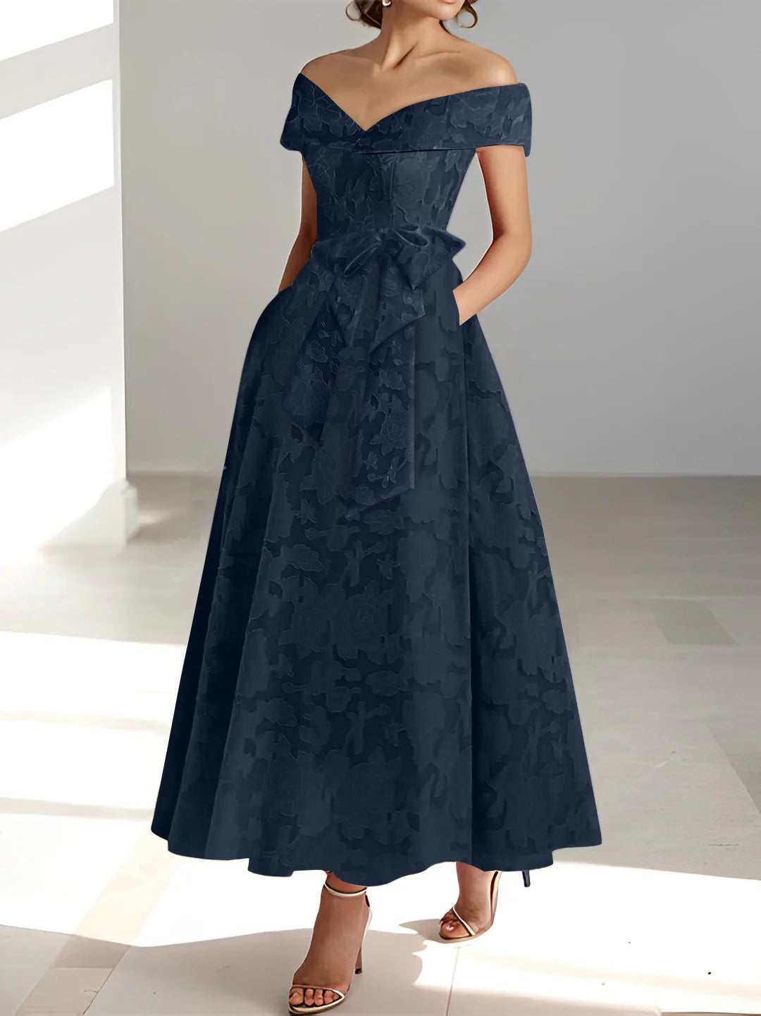 Ligne A/Princesse Hors de l'Épaule Sans Manches Longueur de La Cheville Rose Dentelle Appliqué Robes Mère de La Mariée avec Poches