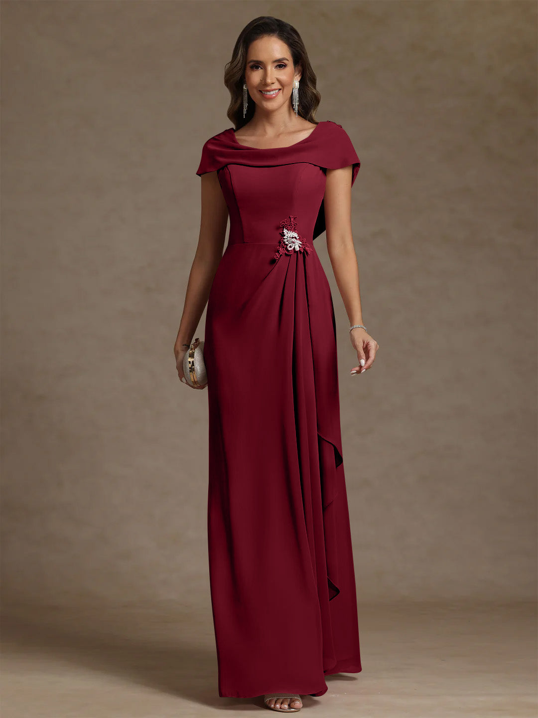 Robe mère de la mariée fourreau mousseline, col drapé, sans manches, longueur sol, strass et volants