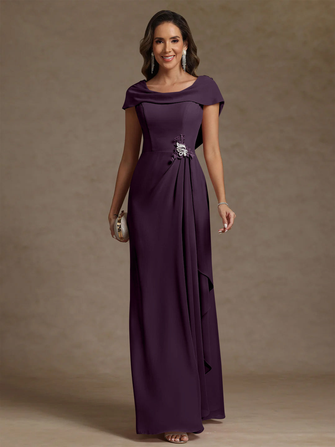 Robe mère de la mariée fourreau mousseline, col drapé, sans manches, longueur sol, strass et volants