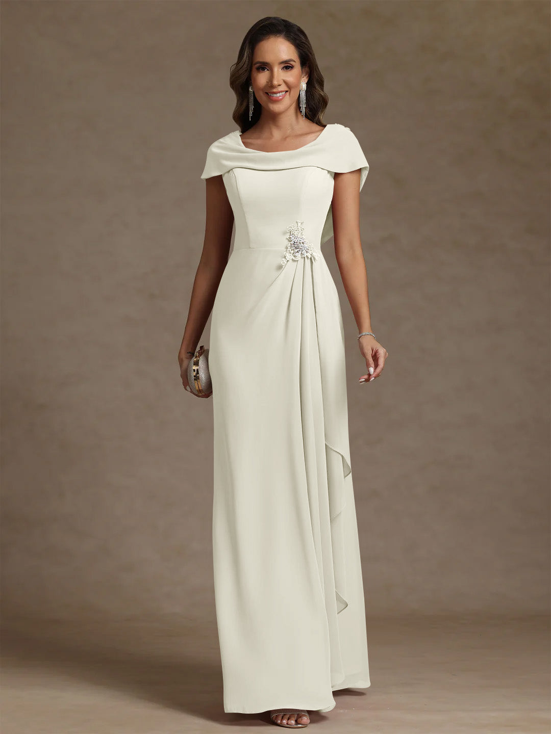 Robe mère de la mariée fourreau mousseline, col drapé, sans manches, longueur sol, strass et volants