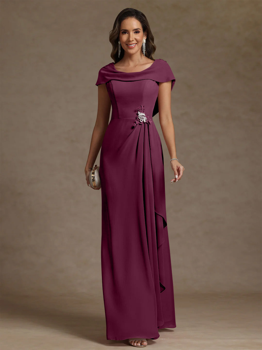 Robe mère de la mariée fourreau mousseline, col drapé, sans manches, longueur sol, strass et volants