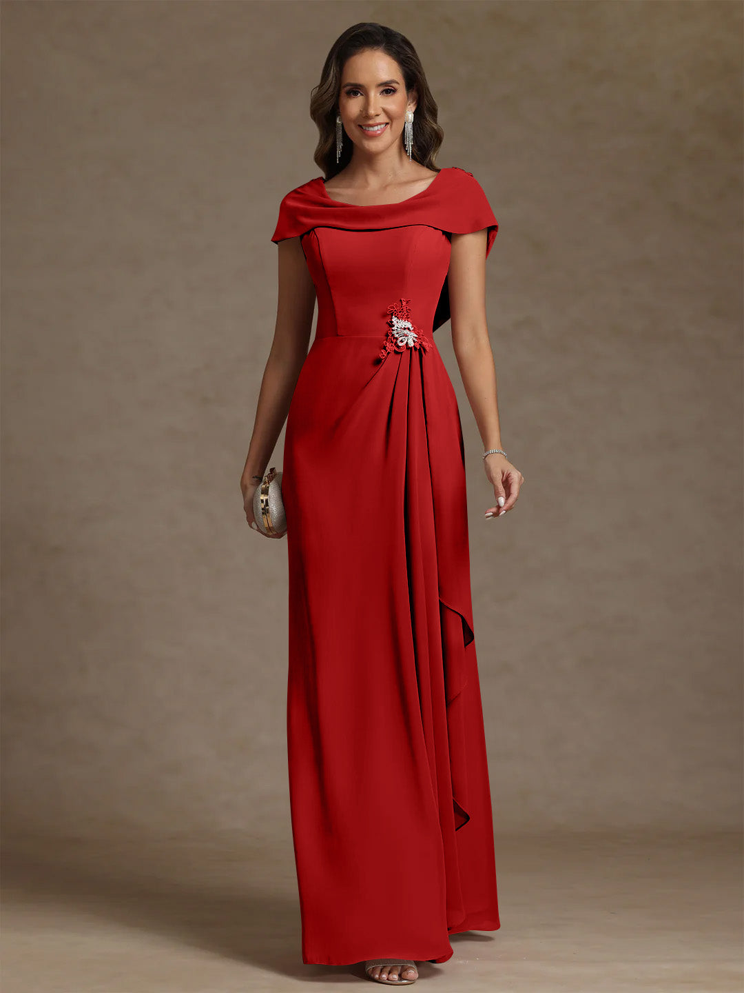 Robe mère de la mariée fourreau mousseline, col drapé, sans manches, longueur sol, strass et volants